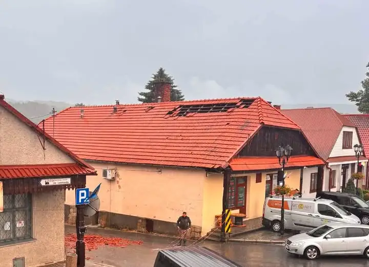 Nawałnica w Lipnicy Murowanej: uszkodzone dachy, brak prądu, strażacy w akcji