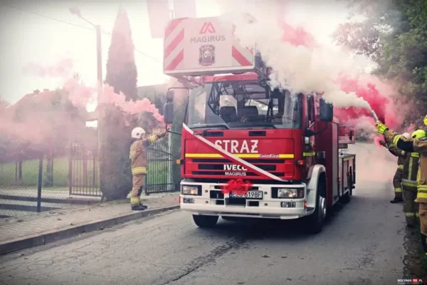 OSP Wiśnicz Mały z nowym wozem z drabiną o wysięgu 32 metrów