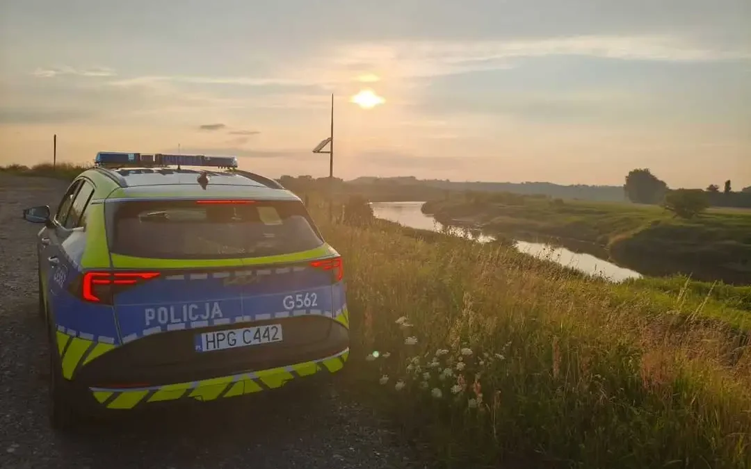 Policjanci z Bochni kontrolują akweny i apelują o bezpieczne kąpiele