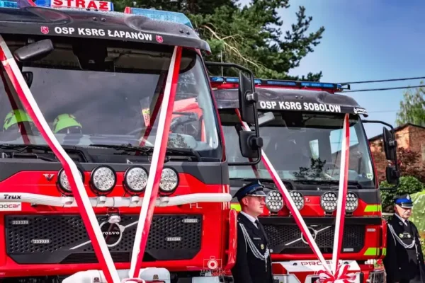 Nowe wozy bojowe dla OSP Łapanów i OSP Sobolów – uroczyste przekazanie na rynku