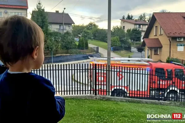 Strażacy usuwają plamę ropopochodną na drodze Stary Wiśnicz – Brzeźnica