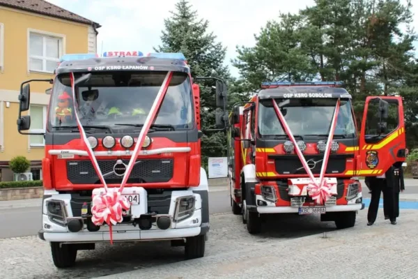 Nowe wozy bojowe dla OSP Łapanów i Sobolów – uroczyste przekazanie i poświęcenie