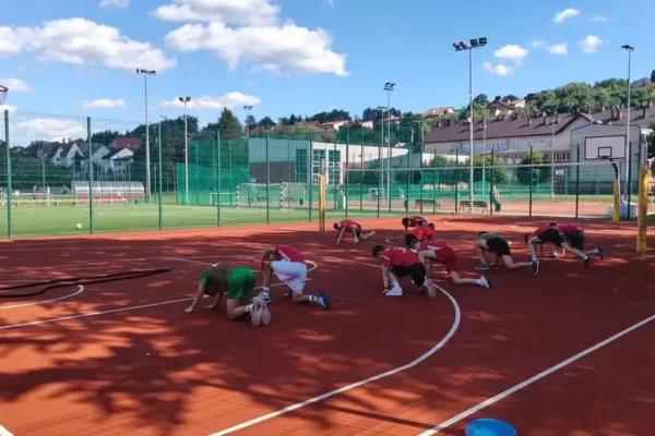 Intensywny czwarty dzień obozu sportowego w Suchej Beskidzkiej
