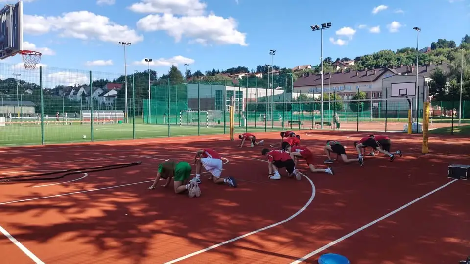 Intensywny czwarty dzień obozu sportowego w Suchej Beskidzkiej