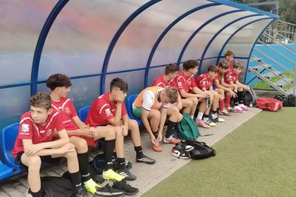 Młodzi piłkarze z Sucha Beskidzkiej rywalizują na obozie sportowym