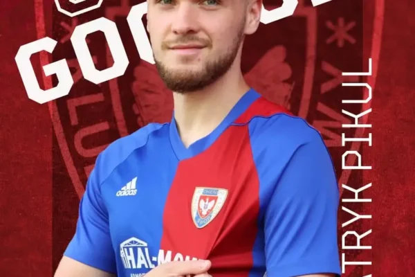 Patryk Pikul zdobywa piątego gola w meczu Husarii Łapczyca z BKS Hal-Mont Bochnia
