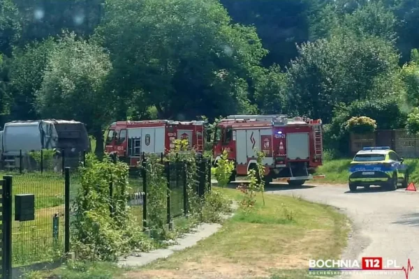 Wyciek z uszkodzonego pojazdu w Łazach. Strażacy z Bochni i Rzezawy w akcji