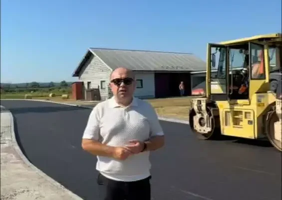 Naprawa drogi w Jodłówce zakończona – poprawa bezpieczeństwa i komfortu mieszkańców