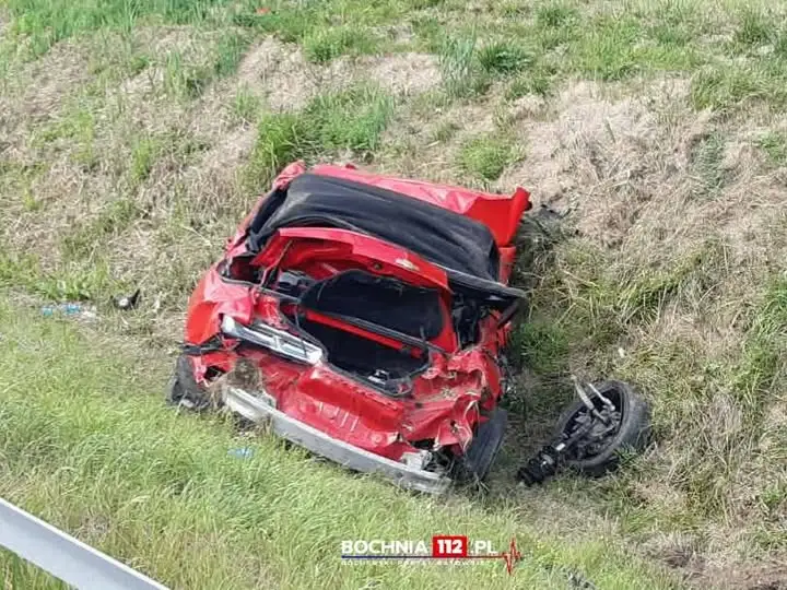 Dachowanie na A4 za węzłem Brzesko. Są poszkodowani, duże utrudnienia w ruchu