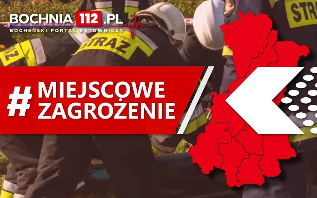 Strażacy neutralizują substancję ropopochodną na drogach w gminie Rzezawa