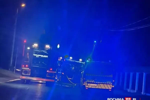 Nocny pożar samochodu w Bochni – interweniowały trzy służby