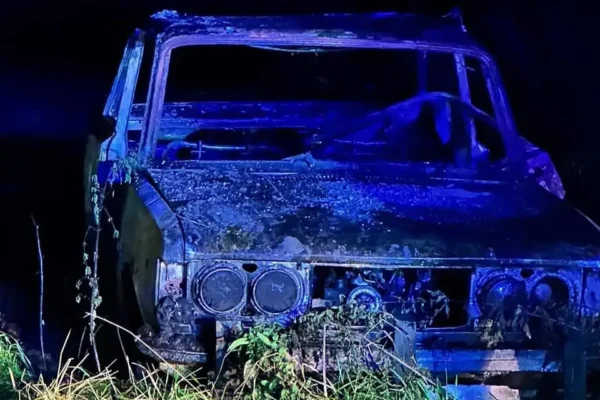 Nocny pożar w Gorzkowie: zabytkowy Fiat 125P doszczętnie spłonął