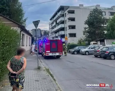 Pożar na balkonie w bloku na osiedlu św. Jana w Bochni – interweniowały trzy zastępy straży