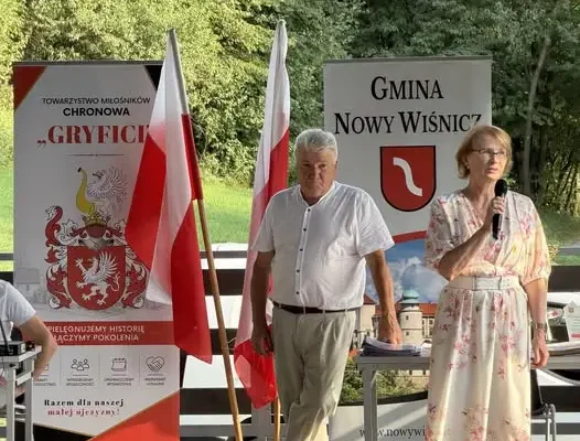 Chronów śpiewał patriotycznie – wyjątkowe popołudnie na stadionie LKS „Gryf”