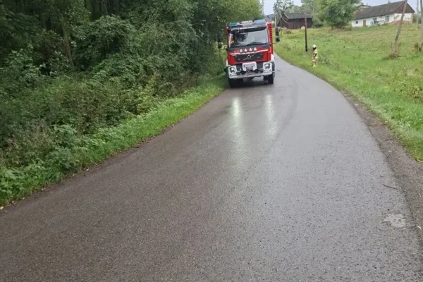 Usuwanie substancji ropopochodnej w Kobylcu – interwencja OSP Łapanów