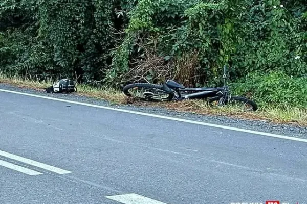 Wypadek na DW 965 w Łąkcie Górnej: motocyklista zderzył się z rowerzystą, droga zablokowana