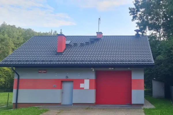 Nowy dach na remizie OSP Łomna – gmina inwestuje w bezpieczeństwo