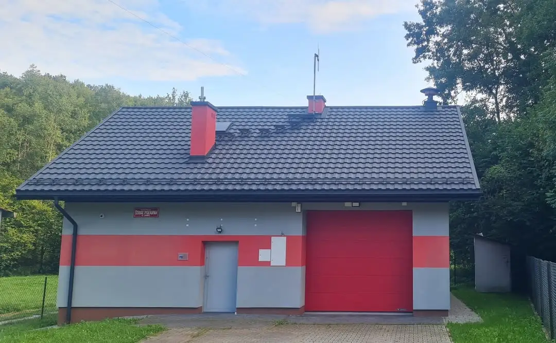Nowy dach na remizie OSP Łomna – gmina inwestuje w bezpieczeństwo