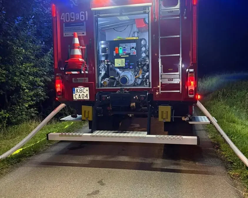 Pożar niezagospodarowanego obiektu w Cichawce – nocna akcja strażaków
