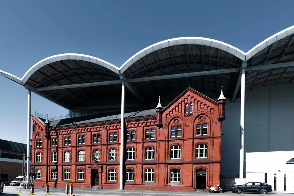 Metamorfoza zaplecza szatniowego KS Beskid Żegocina – nowa elewacja i dach już gotowe