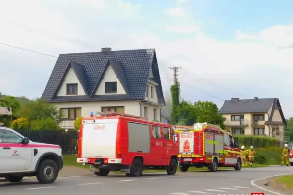 Pożar domu w Ujeździe – szybka akcja służb, brak poszkodowanych