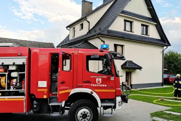 Pożar dachu w Ujeździe: szybka reakcja mieszkańców ograniczyła straty