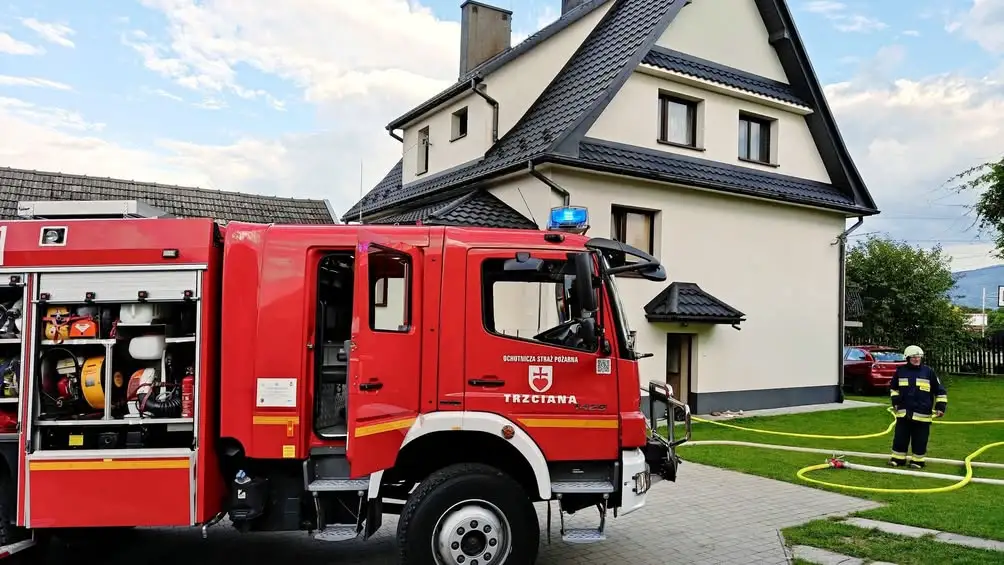 Pożar dachu w Ujeździe: szybka reakcja mieszkańców ograniczyła straty