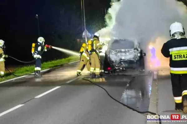 Pożar samochodu na drodze wojewódzkiej 964 w Świniarach. Droga zablokowana
