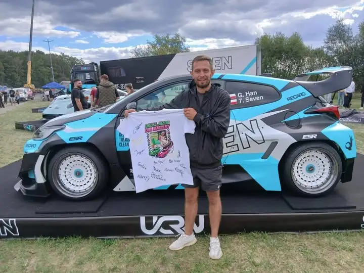 Licytacja koszulki z autografami kierowców United Crew dla chorej Matyldy