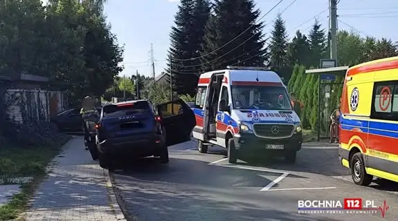 Zderzenie dwóch aut w Bochni. Droga zablokowana, są poszkodowani