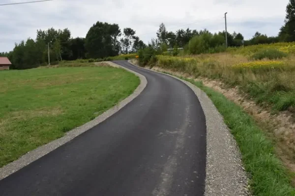 Nowy asfalt na drodze dojazdowej do pól w Starym Wiśniczu