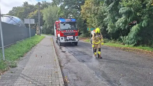 Plama substancji ropopochodnej na trasie Bochnia – Wiśnicz. Trwa neutralizacja