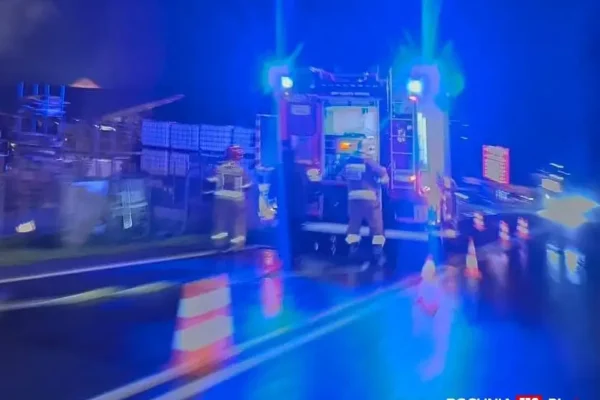 Pożar samochodu dostawczego w Łąkcie Górnej. Akcja strażaków z OSP i JRG Bochnia