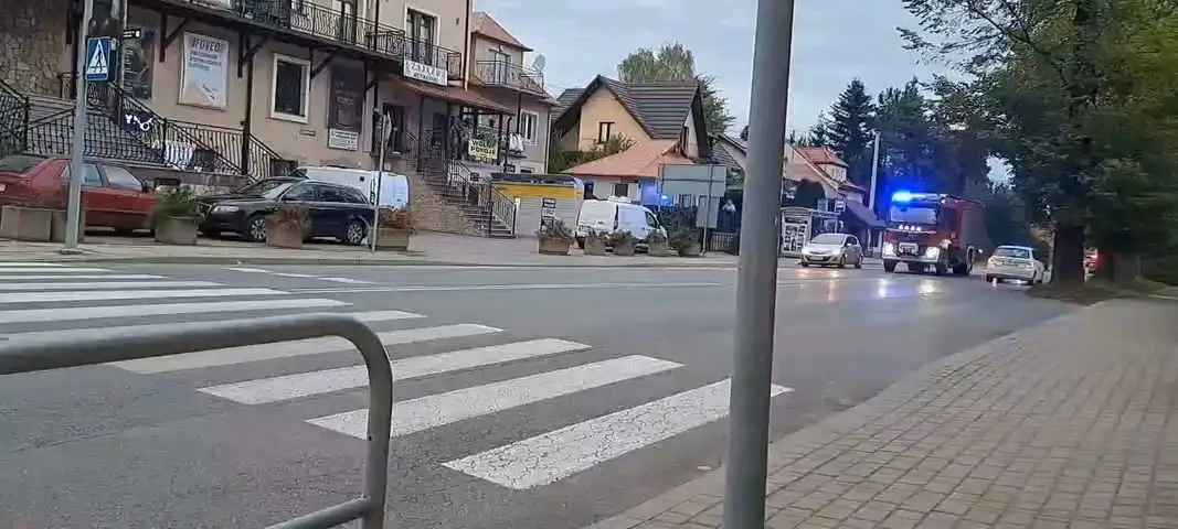 Zdarzenie drogowe w Trzcianie: samochód osobowy zderzył się z motocyklistą