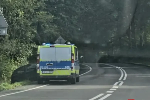 Kolizja na DW 965 w Nowym Wiśniczu – auto w rowie