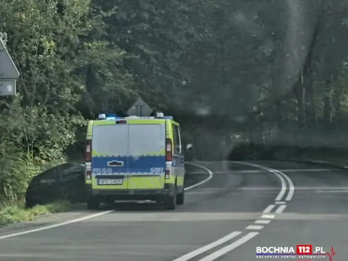 Kolizja na DW 965 w Nowym Wiśniczu – auto w rowie