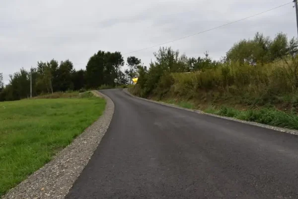 Nowy asfalt na Koziej Debrzy w Starym Wiśniczu – zakończono modernizację drogi