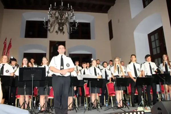 Strażacka Orkiestra Dęta ze Starego Wiśnicza zagrała w zamkowej Sali Rycerskiej