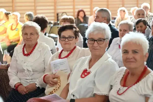 Bezpieczny Senior w Rzezawie – spotkanie pełne wiedzy, zdrowia i muzyki