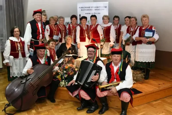Nowe stroje krakowskie dla Zespołu Pieśni „Raj” z Rajbrotu