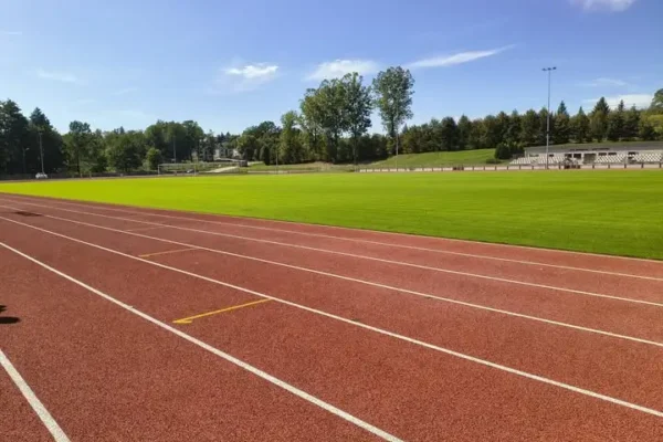 Stadion Szreniawa w Starym Wiśniczu: bieżnia lekkoatletyczna z karnetami dla mieszkańców