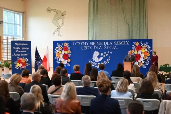 Gmina Rzezawa nagrodziła uczniów i nauczycieli. Stypendia „Twoja Szansa” wręczone