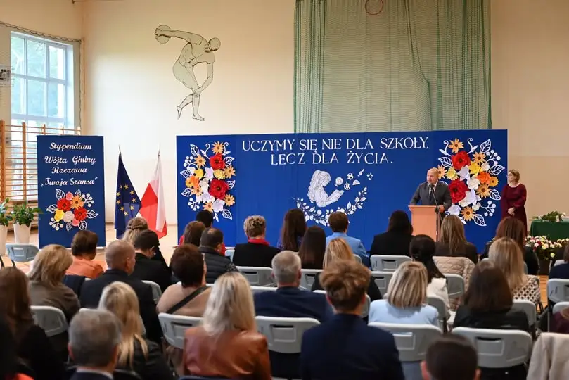 Gmina Rzezawa nagrodziła uczniów i nauczycieli. Stypendia „Twoja Szansa” wręczone