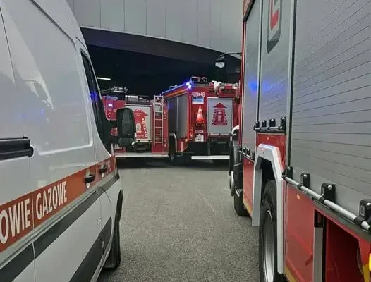 Pilna akcja służb w Bochni – wyczuwalny zapach gazu w centrum handlowym przy ul. Partyzantów