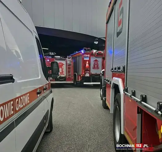 Pilna akcja służb w Bochni – wyczuwalny zapach gazu w centrum handlowym przy ul. Partyzantów
