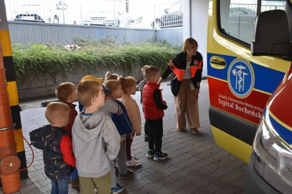 Czterolatki z Bochni odwiedziły ratowników medycznych