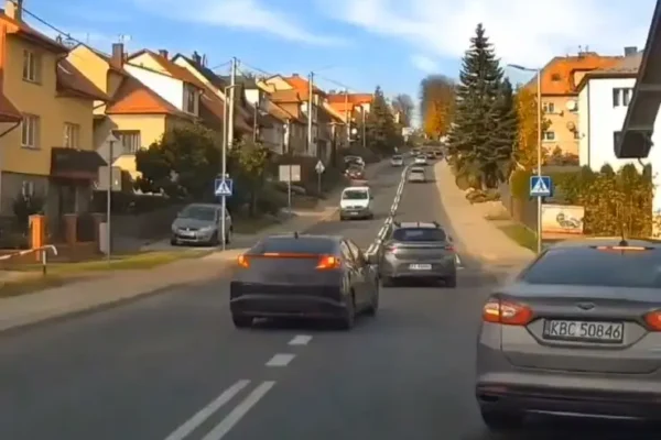 Niebezpieczny manewr kierowcy Hondy na skrzyżowaniu w Nowym Wiśniczu