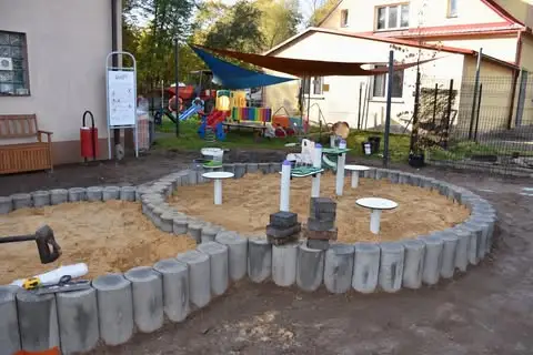 Nowy plac zabaw dla najmłodszych w Starym Wiśniczu – trwa przebudowa