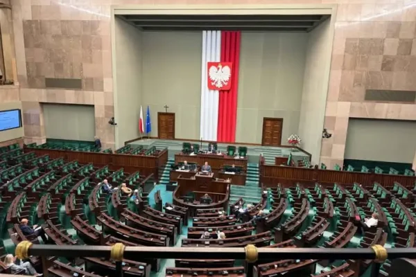 Uczniowie z gminy Bochnia z wizytą w Sejmie. Powitał ich Szymon Hołownia