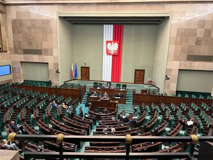 Uczniowie z gminy Bochnia z wizytą w Sejmie. Powitał ich Szymon Hołownia